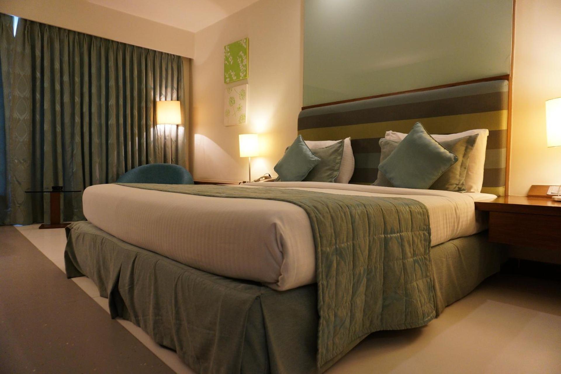 Hotel Sky View At Airport New Delhi Bagian luar foto